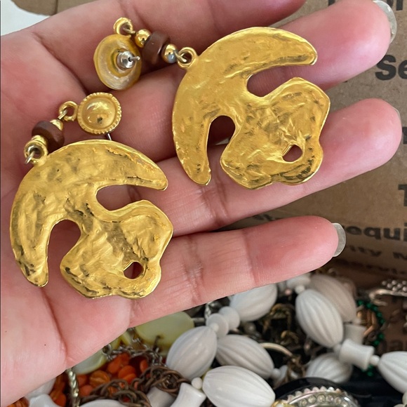 Colorful Jewelry Assortment Box - Picture 5 of 5